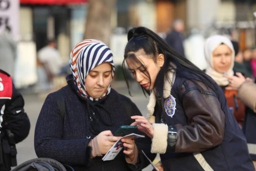 Bursa'da polis kadınları tek tek durdurup o uygulamayı yükletti