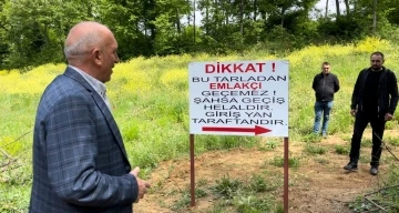 &quot;Tarlasını yola çevirenlere&quot; kızdı, tabelayı dikti