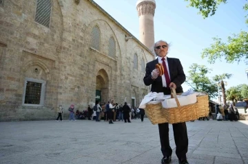 Takım elbiseli seyyar simitçi