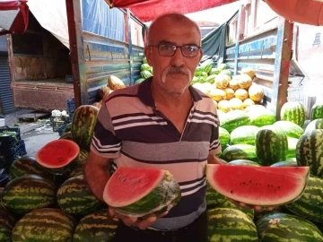 (ÖZEL) Tamamını alamayan yarım veya çeyrek karpuzu tercih ediyor
