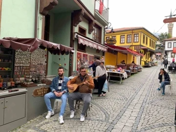 Tarihi bölgede esnaf turistleri yöresel türküler söyleyerek karşılıyor