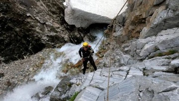 Uludağ’da kar sularının eridiği mağarada ölümüne macera