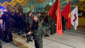  Vietnamlı askeri arama kurtarma ekibi Türk bayrağı ile Hatay’da