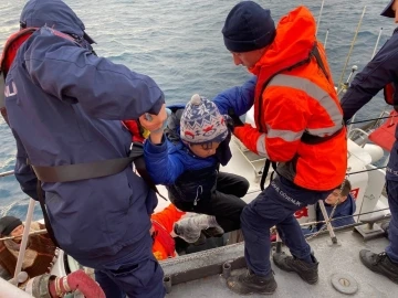 Yunan Sahil Güvenlik kaçak göçmenleri, ölüme terk ediyor