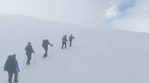 Zirveye çıkan dağcılara Uludağ’da sezonun ilk kar sürprizi