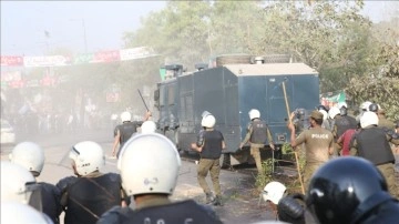 Pakistan'da İmran Han'ı gözaltına almaya gelen polis ile partililer arasında çatışma çıktı