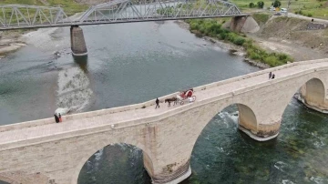 Palu’yu ziyaret edenler tarihi ilçeyi artık faytonla gezebilecek
