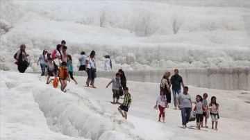 Pamukkale, yılın yarısında 811 bin 156 ziyaretçiyi ağırladı