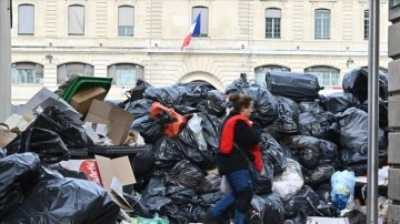 Paris'te çöp toplayıcıları 13 Nisan'da süresiz greve gidecek