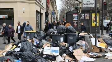 Paris'te çöpçülerin grevi nedeniyle sokaklarda 10 bin ton çöp yığıldı