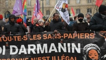 Paris'te hükümetin tartışmalı göç yasası protesto edildi