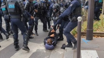 Paris'te maaş artışı talebiyle yürüyen protestoculara polisten sert müdahale