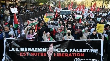 Paris'te vatandaşlar soğuk havaya rağmen Gazze'de ateşkes talebiyle sokağa indi