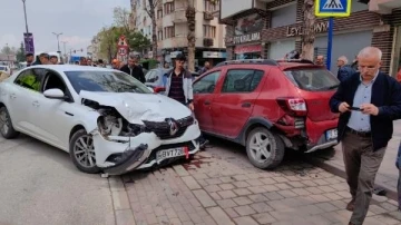 Park halindeki 2 araca çarpan otomobilin sürücüsü Burak, yaralandı