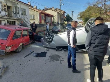 Park halindeki araca çarpan otomobil ters dönerek durabildi
