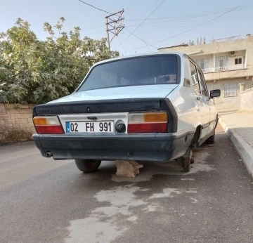 Park halindeki aracın tekeri çalındı
