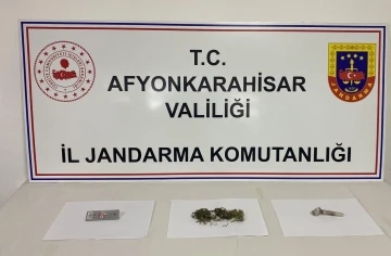 Park halindeki araçtan şüphelenip arama yapan ekipler esrar ele geçirdi
