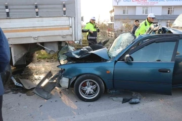 Park halindeki kamyona ok gibi saplandı