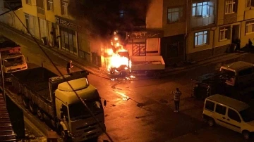 Bursa'da park halindeki kamyonet yandı