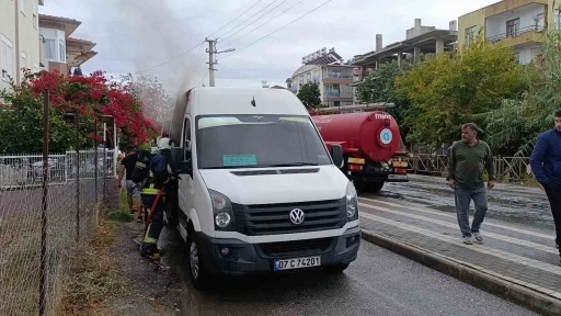 Park halindeki okul servisi yanarak kullanılamaz hale geldi
