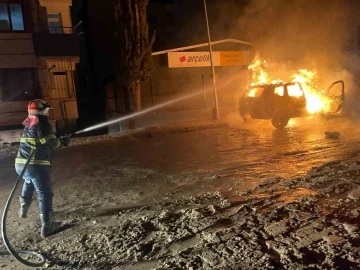 Park halindeki otomobil alev alev yandı, o anlar kamerada
