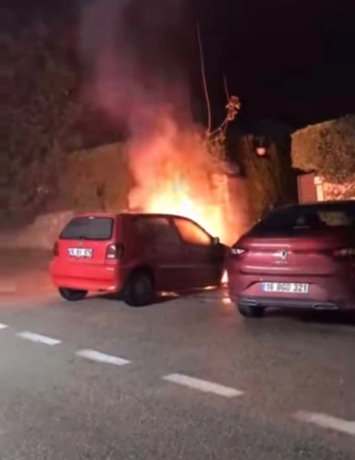 Mudanya'da park halindeki otomobil alev topuna döndü