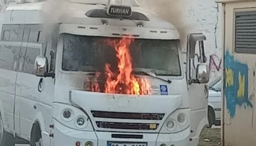 Park halindeki servis minibüsünde yangın çıktı