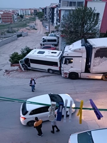 Park halindeyken freni patlayan tır minibüse çarptı
