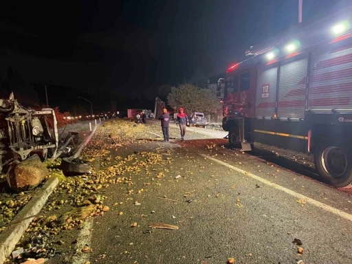 Patates yüklü kamyon, kavşakta araçların arasına daldı: 2 ölü, 7 yaralı
