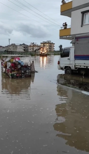 Patlayan boru mahalleyi sular altında bıraktı, kanalın da ihata duvarını yıktı
