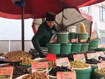 Pazar esnafı mor zeytin ve asma yaprağı salamurasının talep görmesinden memnun
