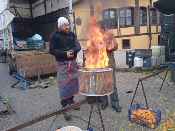 Pazar esnafı soğuk havayla mücadele ediyor
