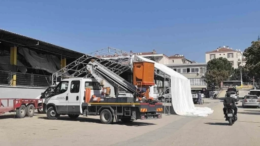 Bursa’da pazar yerine branda kurarken 5 metre yükseklikten düştü