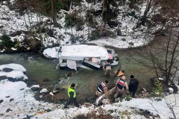 Pazara giden konfeksiyon yüklü minibüs dereye yuvarlandı: 1 yaralı
