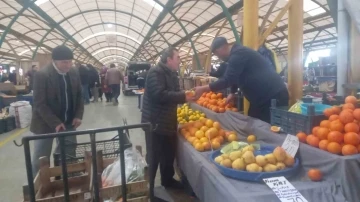 Pazardan topladığı malzemeleri ihtiyaç sahiplerine dağıtıyor
