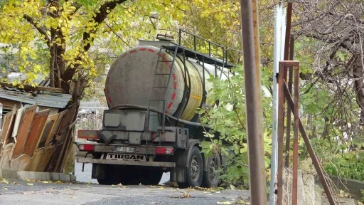 Pendik’te bariyerlere çarpan tankerden tuz ruhu döküldü
