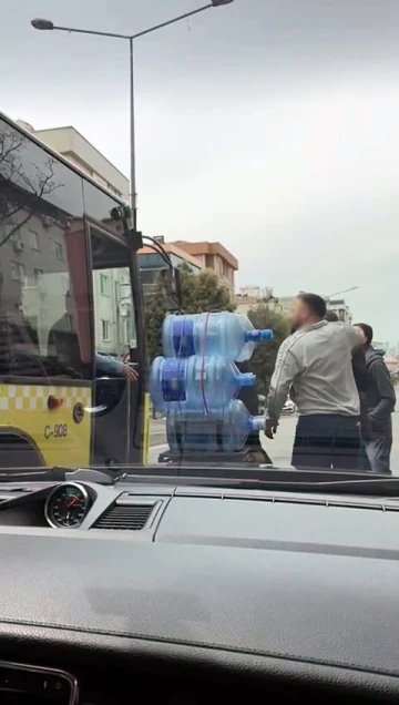 Pendik’te halk otobüsü şoförü ile motosikletlinin yol verme kavgası kamerada
