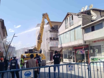 Pendik’te İETT otobüsünün çarptığı 4 katlı bina yıkılıyor
