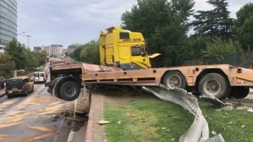 Kaza yapan tır bariyerde asılı kaldı