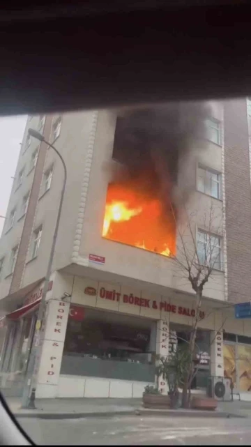 Pendik’te korku dolu anlar: Dairede çıkan yangında tüp patladı
