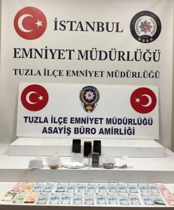 Pendik’te uyuşturucu temin etmek isterken polise yakalandılar
