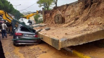 Pendik'te 2 araç, çöken istinat duvarının altında kaldı