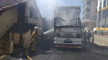 Pendik'te alev alan nakliye kamyonu kullanılamaz hale geldi