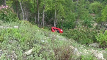 Piknik dönüşü 30 metre uçuruma yuvarlanan otomobilden sağ çıktılar
