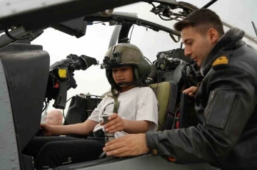 Pilot koltuğuna geçen minikler, çocuk bayramında hayallerini gerçekleştirdi
