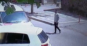 Pişkin hırsız herkesin gözü önünde kargo aracındaki paketleri çaldı
