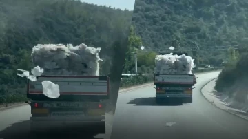 Plastik malzeme taşıyan tır trafiği tehlikeye düşürdü
