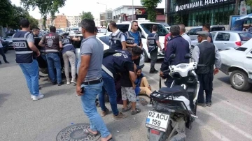 Polis aracı ile motosiklet çarpıştı: 2 yaralı
