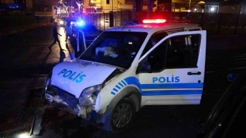 Polis aracı ile otomobil çarpıştı: 1’i polis 2 yaralı
