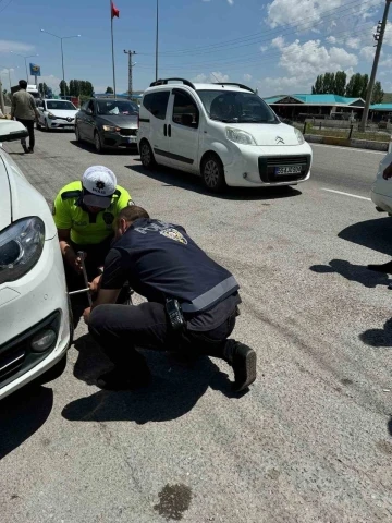 Polis ekibi vatandaşın yardımına koştu
